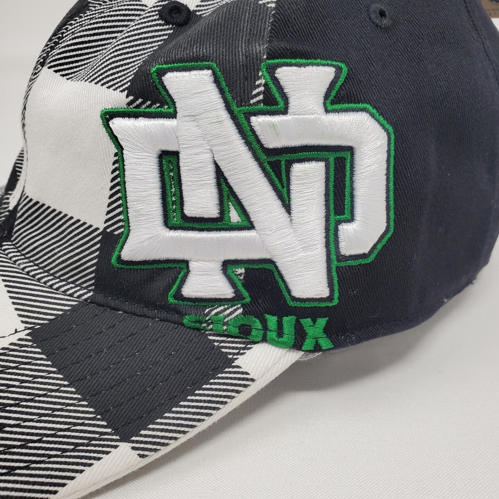 NEW North Dakota Fighting Sioux Unisex Hat One Size‎ Stretch Black Plaid